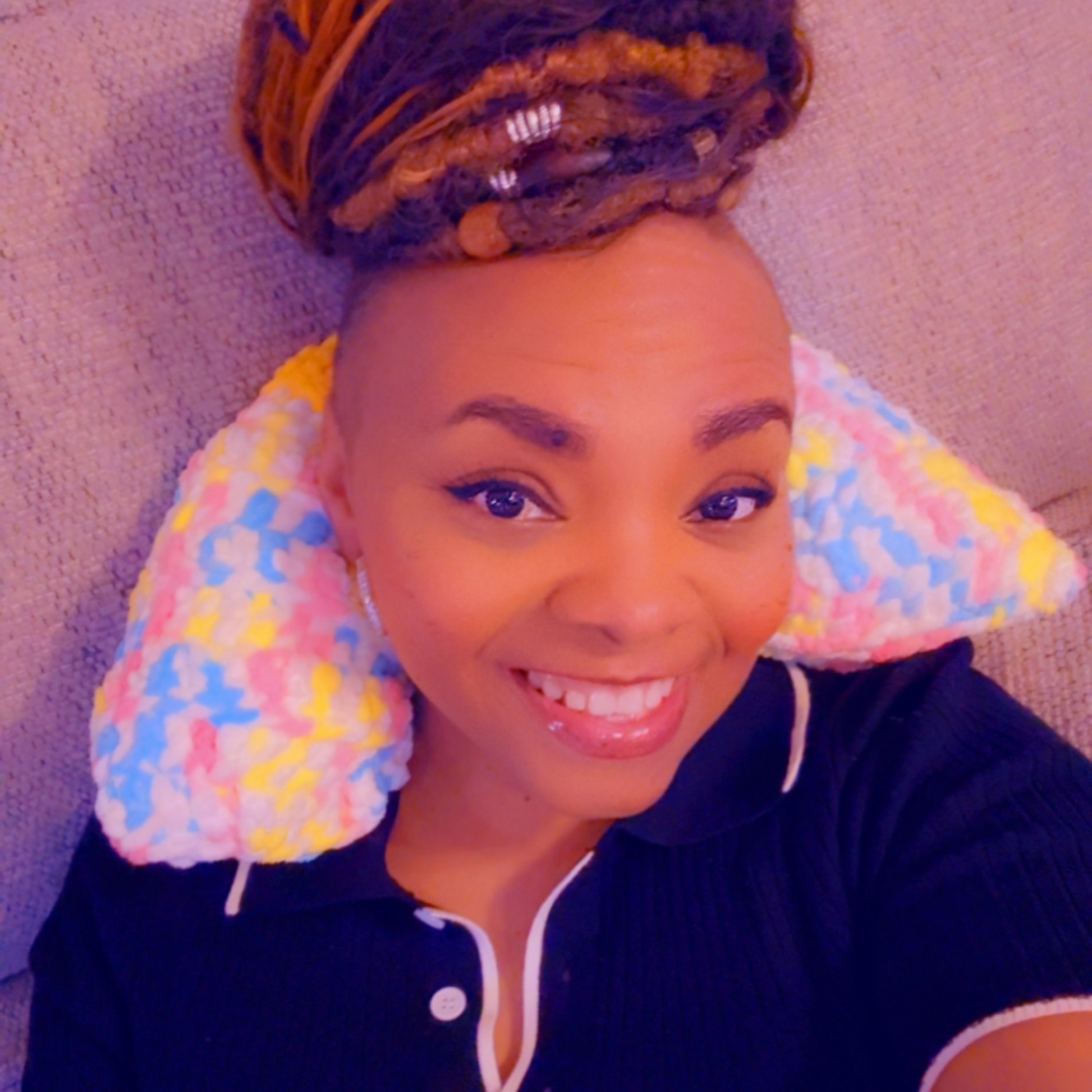 model using neck pillow